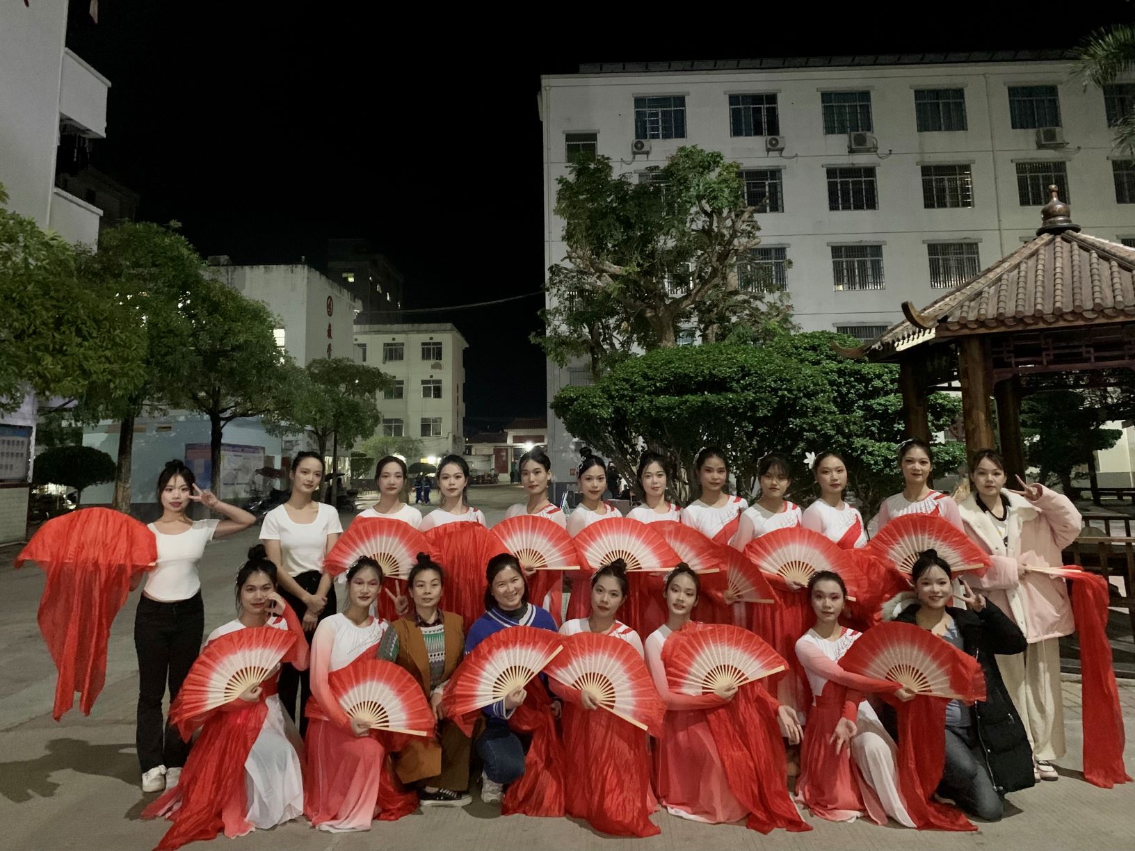 开云网页版登录入口到木乐一中绘画展示、参与晚会表演