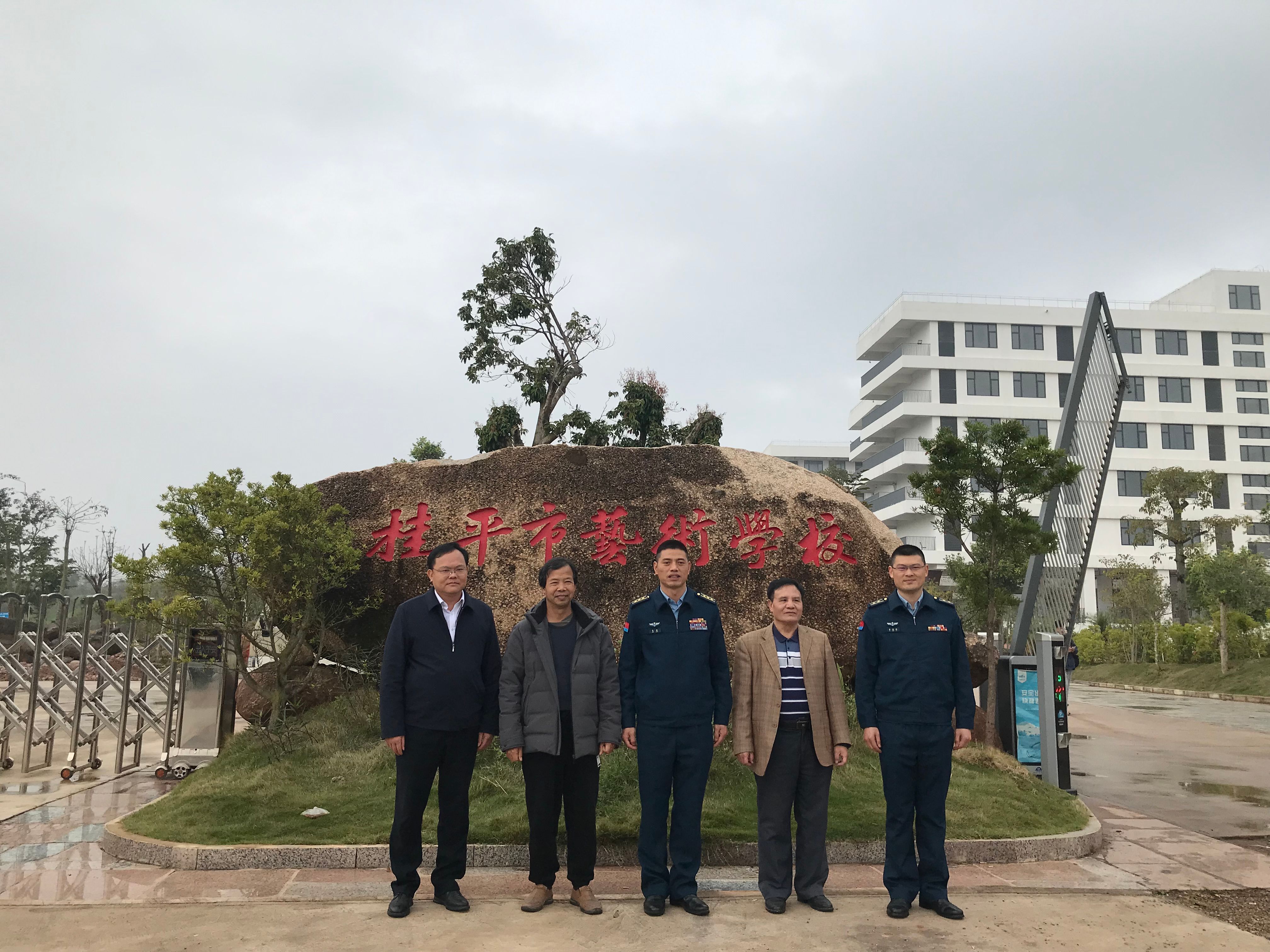 部队首长到我校指导工作丨 开云网页版登录入口  丨一方水土养育一代人。军民鱼水情，让我们的家园充满阳光、充满生机、充满希望！