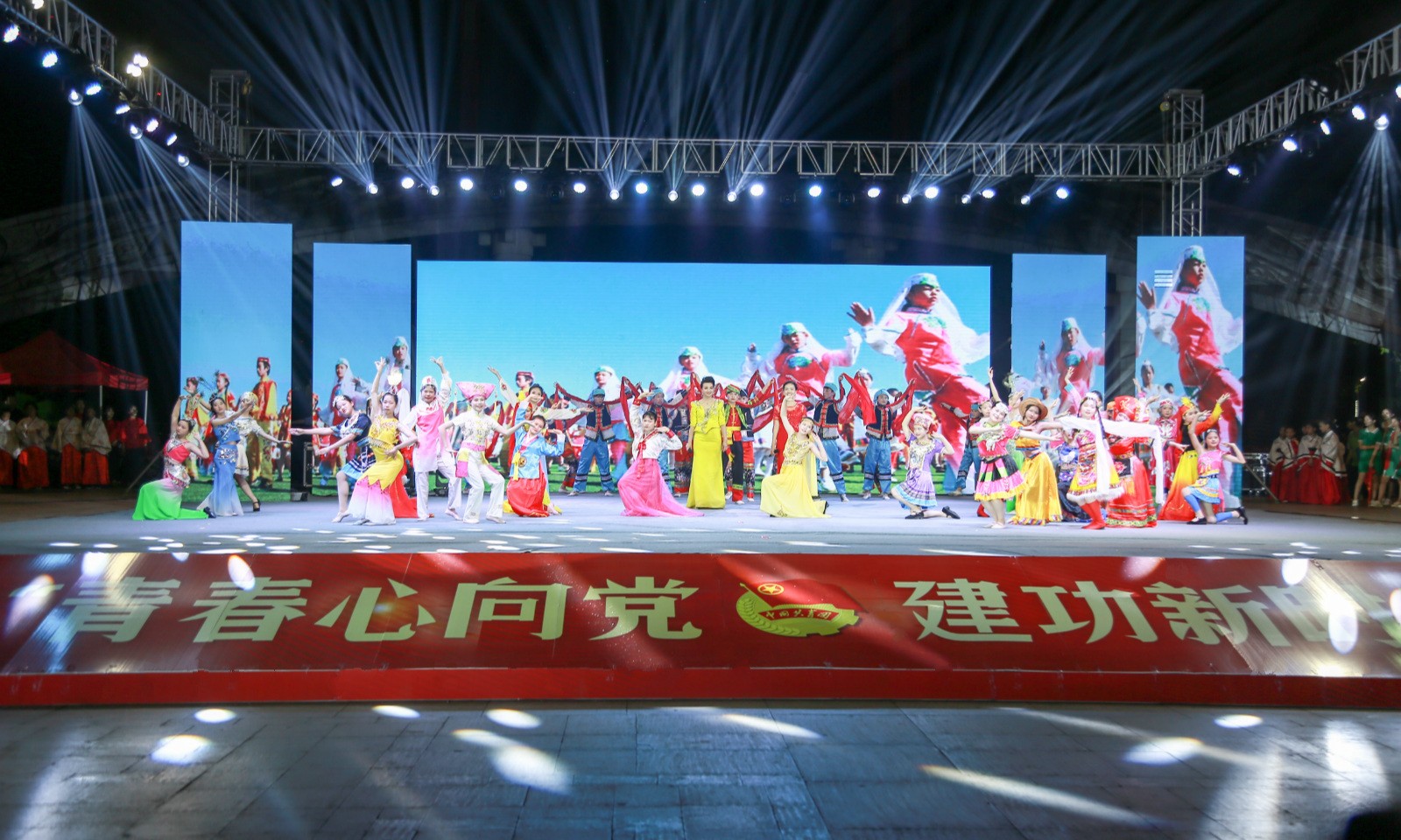 开云网页版登录入口参与2019年纪念五四运动100周年主题颁奖晚会表演